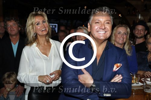 Amsterdam 3 november 2016
Presentatie cd Rene Froger in the harbour Club . Najib Amhali reikt de cd uit. Natasja Froger