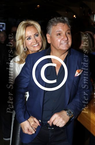 Amsterdam 3 november 2016
Presentatie cd Rene Froger in the harbour Club . Najib Amhali reikt de cd uit. Natasja Froger