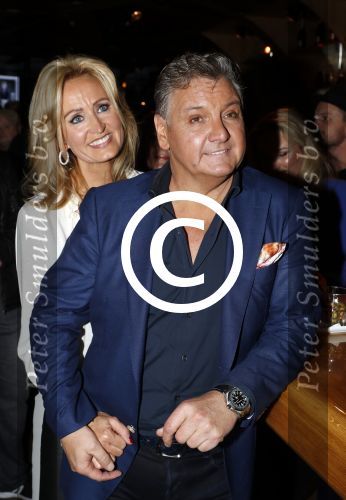 Amsterdam 3 november 2016
Presentatie cd Rene Froger in the harbour Club . Najib Amhali reikt de cd uit. Natasja Froger