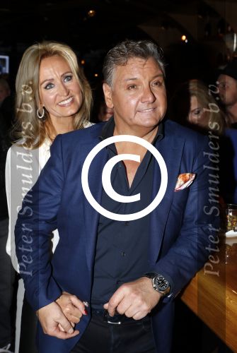 Amsterdam 3 november 2016
Presentatie cd Rene Froger in the harbour Club . Najib Amhali reikt de cd uit. Natasja Froger