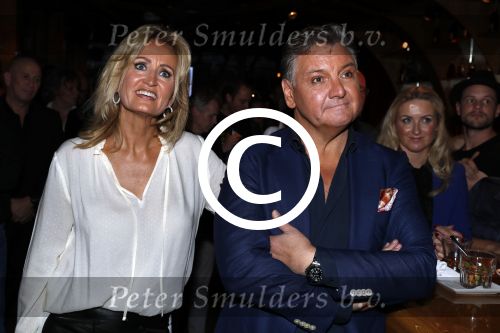 Amsterdam 3 november 2016
Presentatie cd Rene Froger in the harbour Club . Najib Amhali reikt de cd uit. Natasja Froger