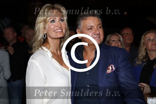 Amsterdam 3 november 2016
Presentatie cd Rene Froger in the harbour Club . Najib Amhali reikt de cd uit. Natasja Froger