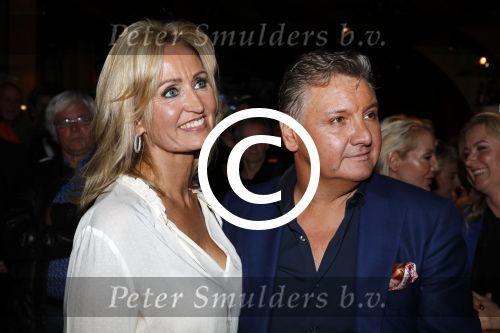 Amsterdam 3 november 2016
Presentatie cd Rene Froger in the harbour Club . Najib Amhali reikt de cd uit. Natasja Froger