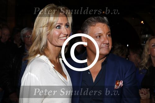 Amsterdam 3 november 2016
Presentatie cd Rene Froger in the harbour Club . Najib Amhali reikt de cd uit. Natasja Froger