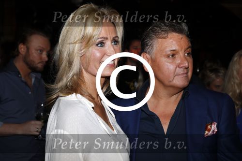 Amsterdam 3 november 2016
Presentatie cd Rene Froger in the harbour Club . Najib Amhali reikt de cd uit. Natasja Froger