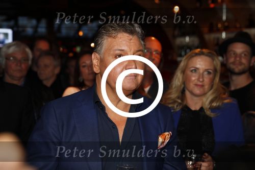 Amsterdam 3 november 2016
Presentatie cd Rene Froger in the harbour Club . Najib Amhali reikt de cd uit.