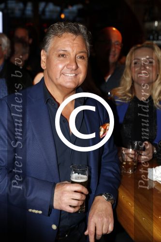 Amsterdam 3 november 2016
Presentatie cd Rene Froger in the harbour Club . Najib Amhali reikt de cd uit.