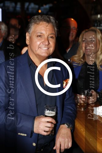 Amsterdam 3 november 2016
Presentatie cd Rene Froger in the harbour Club . Najib Amhali reikt de cd uit.