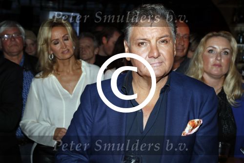 Amsterdam 3 november 2016
Presentatie cd Rene Froger in the harbour Club . Najib Amhali reikt de cd uit.