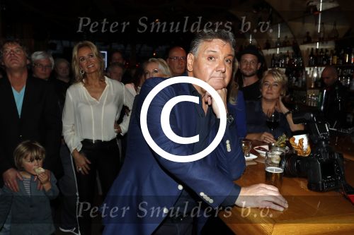 Amsterdam 3 november 2016
Presentatie cd Rene Froger in the harbour Club . Najib Amhali reikt de cd uit.