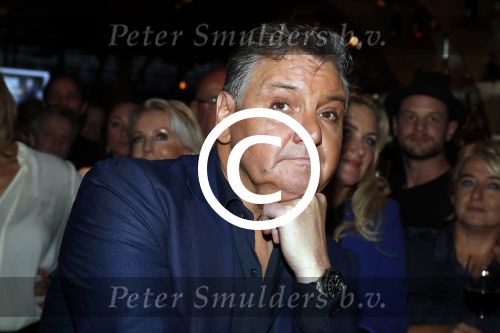 Amsterdam 3 november 2016
Presentatie cd Rene Froger in the harbour Club . Najib Amhali reikt de cd uit.