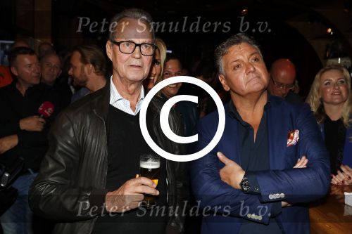 Amsterdam 3 november 2016
Presentatie cd Rene Froger in the harbour Club . Najib Amhali reikt de cd uit. Rene met Tony Berk
