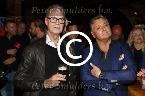 Amsterdam 3 november 2016
Presentatie cd Rene Froger in the harbour Club . Najib Amhali reikt de cd uit. Rene met Tony Berk