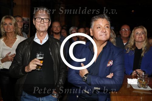 Amsterdam 3 november 2016
Presentatie cd Rene Froger in the harbour Club . Najib Amhali reikt de cd uit. Rene met Tony Berk