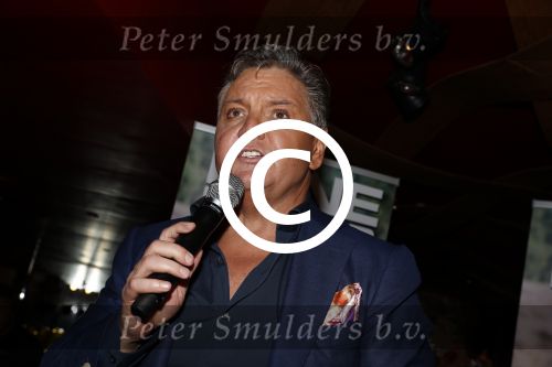 Amsterdam 3 november 2016
Presentatie cd Rene Froger in the harbour Club . Najib Amhali reikt de cd uit.