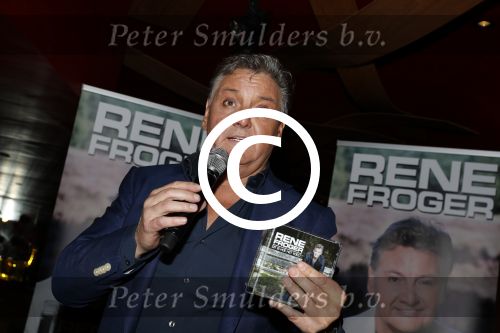 Amsterdam 3 november 2016
Presentatie cd Rene Froger in the harbour Club . Najib Amhali reikt de cd uit.