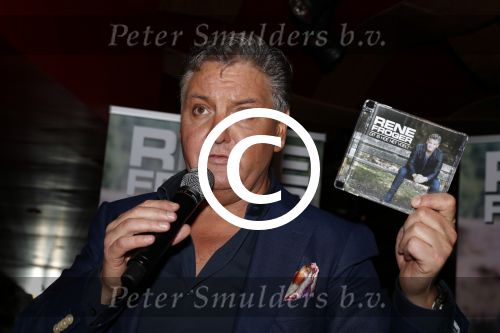 Amsterdam 3 november 2016
Presentatie cd Rene Froger in the harbour Club . Najib Amhali reikt de cd uit.