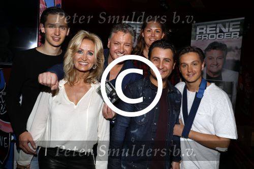 Amsterdam 3 november 2016
Presentatie cd Rene Froger in the harbour Club . Najib Amhali reikt de cd uit. Rene met Natasja en kinderen Danny Natasja Didier en Maxim
