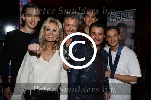 Amsterdam 3 november 2016
Presentatie cd Rene Froger in the harbour Club . Najib Amhali reikt de cd uit. Rene met Natasja en kinderen Danny Natasja Didier en Maxim