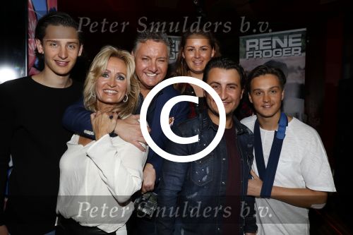 Amsterdam 3 november 2016
Presentatie cd Rene Froger in the harbour Club . Najib Amhali reikt de cd uit. Rene met Natasja en kinderen Danny Natasja Didier en Maxim
