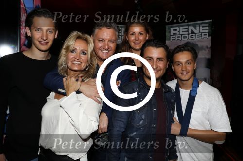 Amsterdam 3 november 2016
Presentatie cd Rene Froger in the harbour Club . Najib Amhali reikt de cd uit. Rene met Natasja en kinderen Danny Natasja Didier en Maxim