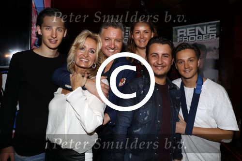 Amsterdam 3 november 2016
Presentatie cd Rene Froger in the harbour Club . Najib Amhali reikt de cd uit. Rene met Natasja en kinderen Danny Natasja Didier en Maxim