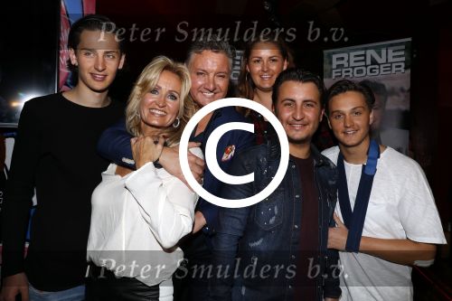Amsterdam 3 november 2016
Presentatie cd Rene Froger in the harbour Club . Najib Amhali reikt de cd uit. Rene met Natasja en kinderen Danny Natasja Didier en Maxim