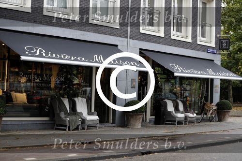 Amsterdam 18 oktober 2016
Myrthe Mylius met haar nieuwe vriend Sebastian Schneberger op terras in Amsterdam en onderweg naar Riviera Maison.
