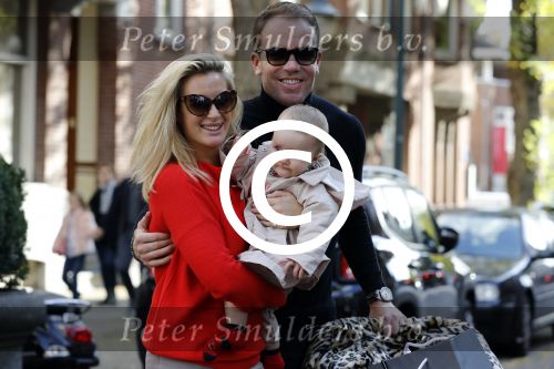 Amsterdam 29 oktober 2016 
Robert doornbos Chantal Bles en hun dochter Jada op de cornelis schuytstraat