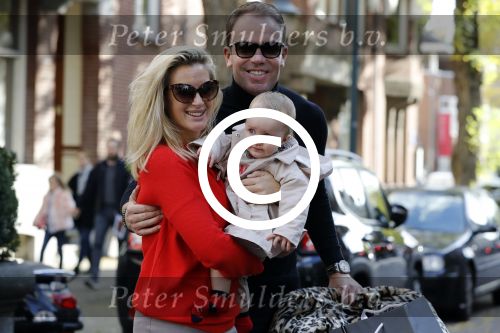 Amsterdam 29 oktober 2016 
Robert doornbos Chantal Bles en hun dochter Jada op de cornelis schuytstraat