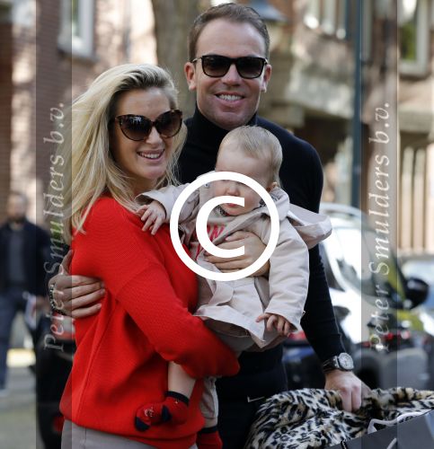 Amsterdam 29 oktober 2016 
Robert doornbos Chantal Bles en hun dochter Jada op de cornelis schuytstraat