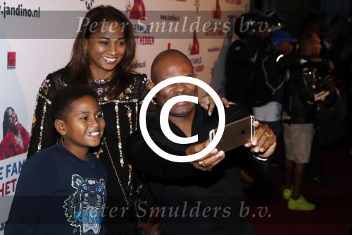 Rotterdam 16 oktober 2016
Premiere Jandino Asporaat met van je familie moet je het hebben in het oude Luxor. Roue Verveer, partner Farah Sewgobind en zoon