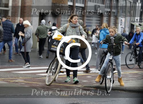 Amsterdam 15 oktober 2016
Sanne Wallis de Vries met haar dochter in Amsterdam. Ze fietsen in het centrum.