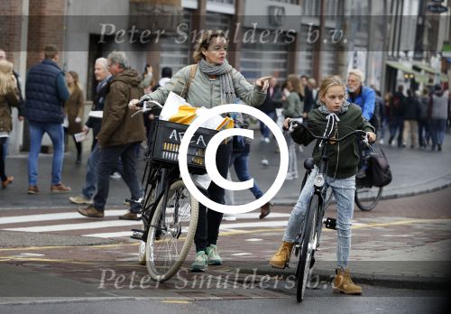 Amsterdam 15 oktober 2016
Sanne Wallis de Vries met haar dochter in Amsterdam. Ze fietsen in het centrum.