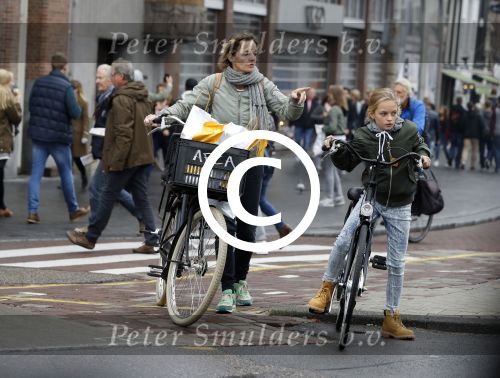 Amsterdam 15 oktober 2016
Sanne Wallis de Vries met haar dochter in Amsterdam. Ze fietsen in het centrum.
