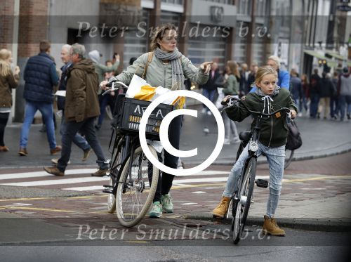 Amsterdam 15 oktober 2016
Sanne Wallis de Vries met haar dochter in Amsterdam. Ze fietsen in het centrum.
