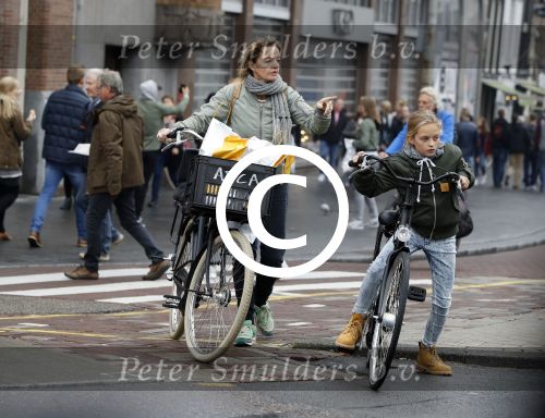 Amsterdam 15 oktober 2016
Sanne Wallis de Vries met haar dochter in Amsterdam. Ze fietsen in het centrum.