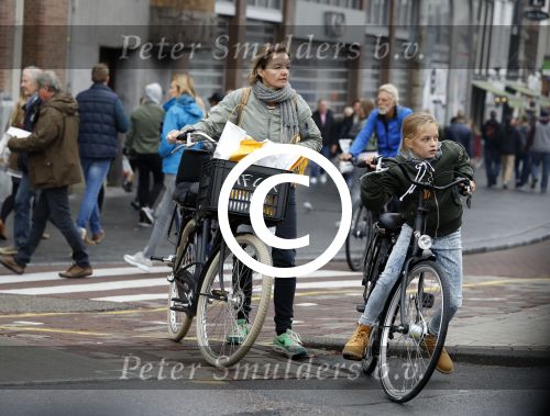 Amsterdam 15 oktober 2016
Sanne Wallis de Vries met haar dochter in Amsterdam. Ze fietsen in het centrum.