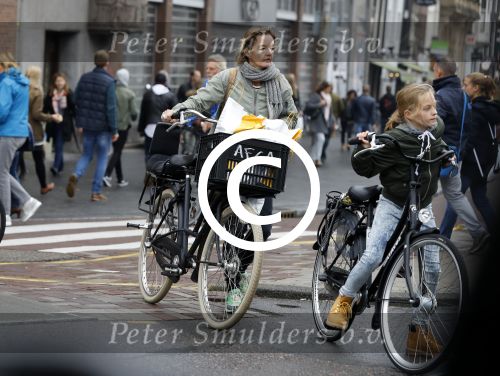Amsterdam 15 oktober 2016
Sanne Wallis de Vries met haar dochter in Amsterdam. Ze fietsen in het centrum.