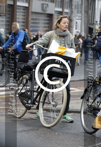Amsterdam 15 oktober 2016
Sanne Wallis de Vries met haar dochter in Amsterdam. Ze fietsen in het centrum.