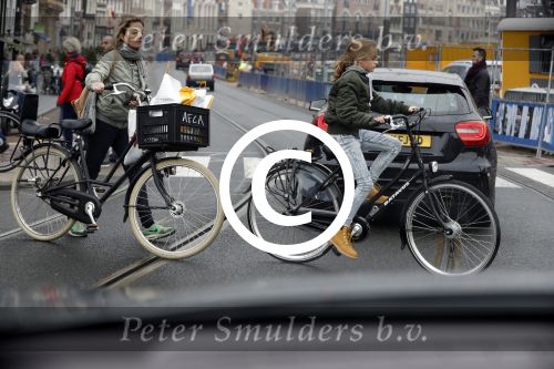 Amsterdam 15 oktober 2016
Sanne Wallis de Vries met haar dochter in Amsterdam. Ze fietsen in het centrum.