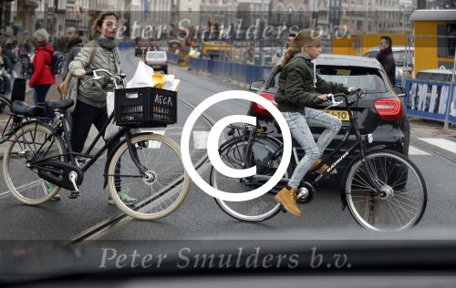 Amsterdam 15 oktober 2016
Sanne Wallis de Vries met haar dochter in Amsterdam. Ze fietsen in het centrum.