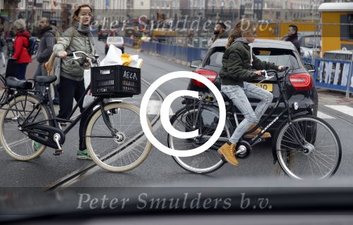 Amsterdam 15 oktober 2016
Sanne Wallis de Vries met haar dochter in Amsterdam. Ze fietsen in het centrum.