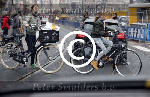 Amsterdam 15 oktober 2016
Sanne Wallis de Vries met haar dochter in Amsterdam. Ze fietsen in het centrum.