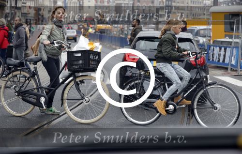 Amsterdam 15 oktober 2016
Sanne Wallis de Vries met haar dochter in Amsterdam. Ze fietsen in het centrum.