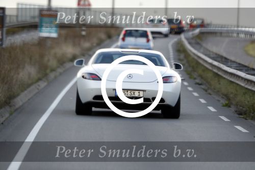 Alphen aan de Rijn 9 oktober 2016
Myrthe Mylius wordt thuis gebracht door (goede) vriend Sebastian Schneberger. Hij heeft een mercedes met vleugeldeuren.
