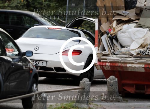 Alphen aan de Rijn 9 oktober 2016
Myrthe Mylius wordt thuis gebracht door (goede) vriend Sebastian Schneberger. Hij heeft een mercedes met vleugeldeuren.
