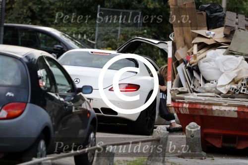 Alphen aan de Rijn 9 oktober 2016
Myrthe Mylius wordt thuis gebracht door (goede) vriend Sebastian Schneberger. Hij heeft een mercedes met vleugeldeuren.