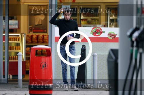 Alphen aan de Rijn 9 oktober 2016
Myrthe Mylius wordt thuis gebracht door (goede) vriend Sebastian Schneberger. Hij heeft een mercedes met vleugeldeuren.