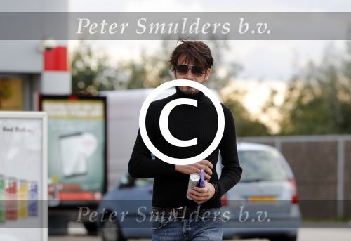 Alphen aan de Rijn 9 oktober 2016
Myrthe Mylius wordt thuis gebracht door (goede) vriend Sebastian Schneberger. Hij heeft een mercedes met vleugeldeuren.